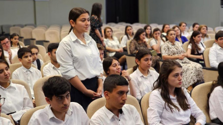 Dövlət İmtahan Mərkəzinin direktorlar şurasının sədri Məleykə Abbaszadə məktəblilərin suallarını cavablandırdı