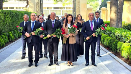 Mayın 10-da Ümummilli Lider Heydər Əliyevin anadan olmasının 101-ci ildönümü münasibətilə Suraxanı Rayon İcra Hakimiyyətinin başçısı Əziz Əzizov, müavinləri və şöbə müdirləri Fəxri xiyabanda Ulu Öndərin məzarını ziyarət edib, abidə önünə gül dəstələri düzüblər