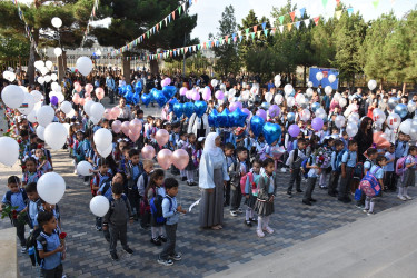 Bu gün ilk dərs günündə Suraxanı rayonunun bütün məktəblərində “Bilik Günü”nə həsr olunmuş tədbirlərdə Rayon İcra Hakimiyyəti Aparatının məsul əməkdaşları iştirak edərək Rayon İcra Hakimiyyəti başçısının təbriklərini çatdırıblar