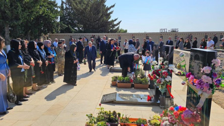 27 Sentyabr - Yeni Suraxanı qəsəbə qəbiristanlığındakı Şəhidlər Xiyabanında Şəhidlərin məzarı ziyarət olununaraq gül dəstələri düzülüb, onların əziz xatirəsi ehtiramla yad edilərək dualar oxunub