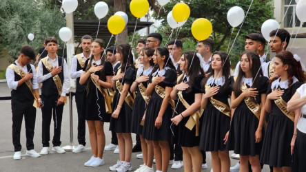 Suraxanı Rayon İcra Hakimiyyətinin başçısı Əziz Əzizov 226 saylı tam orta məktəbdə "Son zəng" tədbirində iştirak edib