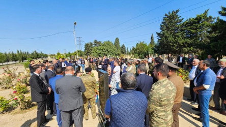 27 Sentyabr - Yeni Suraxanı qəsəbə qəbiristanlığındakı Şəhidlər Xiyabanında Şəhidlərin məzarı ziyarət olununaraq gül dəstələri düzülüb, onların əziz xatirəsi ehtiramla yad edilərək dualar oxunub