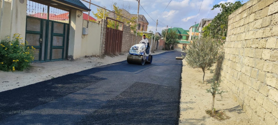 Vətəndaşların rahat və maneəsiz gediş-gəlişini təmin etmək məqsədilə hazırda Hövsan qəsəbəsi, Oqtay Şabanov küçəsi 1-ci döngədə asfalt örtüyü salınır