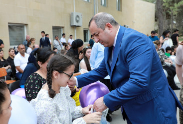 Suraxanı rayonunda yeni tədris ilinin başlanması münasibətilə şəhid və qazilərin məktəbli övladlarına, evdə təhsil alan, fiziki və əqli qüsurlu aztəminatlı rayon məktəblilərinə məktəb ləvazimatları, çantaları və məktəbli formaları hədiyyə edilib