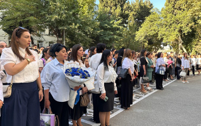 16 sentyabr tarixində ilk dərs günündə Suraxanı rayonunun bütün məktəblərində “Bilik Günü”nə həsr olunmuş tədbirlərdə Rayon İcra Hakimiyyəti Aparatının məsul əməkdaşları iştirak edərək Rayon İcra Hakimiyyəti başçısının təbriklərini çatdırıblar