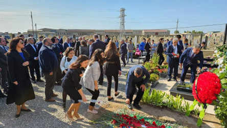 Hövsan qəsəbə qəbiristanlığındakı Şəhidlər Xiyabanında Şəhidlərin məzarı ziyarət olununaraq gül dəstələri düzülüb, onların əziz xatirəsi ehtiramla yad edilərək dualar oxunub