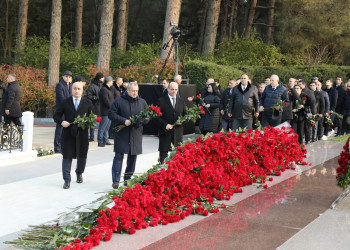 Dekabrın 12-də Ümummilli Lider Heydər Əliyevin anım günü münasibətilə Suraxanı Rayon İcra Hakimiyyətinin başçısı Adil Əliyev, müavinləri və aparatın əməkdaşları Fəxri xiyabanda Ulu Öndərin məzarını ziyarət edib, abidə önünə gül dəstələri düzüblər