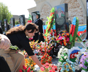 Sentyabrın 26-da "27 sentyabr - Anım Günü"  ilə əlaqədar Binə qəsəbə qəbiristanlığındakı Şəhidlər Xiyabanında Şəhidlərin məzarı ziyarət olununaraq gül dəstələri düzülüb, onların əziz xatirəsi ehtiramla yad edilərək dualar oxunub