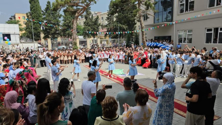 Suraxanı Rayon İcra Hakimiyyətinin başçısı Əziz Əzizov 87 saylı tam orta məktəbdə "Son zəng" tədbirində iştirak edib