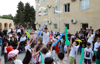 Suraxanı rayonunda yeni tədris ilinin başlanması münasibətilə şəhid və qazilərin məktəbli övladlarına, evdə təhsil alan, fiziki və əqli qüsurlu aztəminatlı rayon məktəblilərinə məktəb ləvazimatları, çantaları və məktəbli formaları hədiyyə edilib