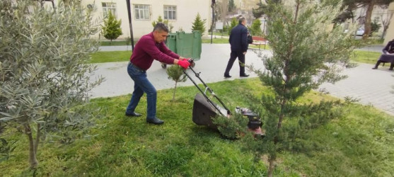 Yazın gəlişi ilə Suraxanı rayonunun bütün qəsəbələrində Rayon Mənzil-Kommunal Təsərrüfatı Birliyi tərəfindən davamlı şəkildə aparılan abadlıq, təmizlik, yaşıllıq sahələrinin suvarılması, təmir və bərpa işləri həyata keçirilməkdədir. Rayon ərazisindəki parklarda, məhəllələr arası istirahət sahələrində eləcə də magistral yolların kənarlarında təmizlik işləri aparılır, küçələrdə səki kənarları, bordyur və işıq dirəkləri, məhəccərlər yuyularaq müxtəlif məişət, polietilen və digər tullantılar ərazidə