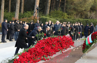 Dekabrın 12-də Ümummilli Lider Heydər Əliyevin anım günü münasibətilə Suraxanı Rayon İcra Hakimiyyətinin başçısı Adil Əliyev, müavinləri və aparatın əməkdaşları Fəxri xiyabanda Ulu Öndərin məzarını ziyarət edib, abidə önünə gül dəstələri düzüblər