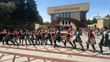 Suraxanıda “Heydər Əliyev -Unudulmaz lider” adlı foto-xalça sərgisi və konsert proqramı təşkil olunub