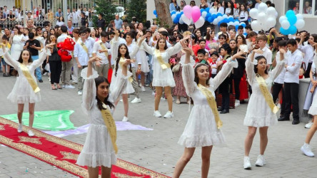 Suraxanı Rayon İcra Hakimiyyətinin başçısı Əziz Əzizov 87 saylı tam orta məktəbdə "Son zəng" tədbirində iştirak edib