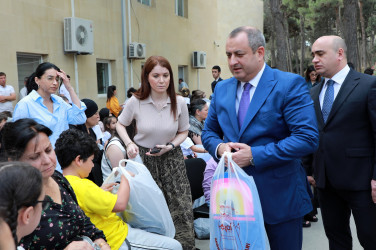 Suraxanı rayonunda yeni tədris ilinin başlanması münasibətilə şəhid və qazilərin məktəbli övladlarına, evdə təhsil alan, fiziki və əqli qüsurlu aztəminatlı rayon məktəblilərinə məktəb ləvazimatları, çantaları və məktəbli formaları hədiyyə edilib