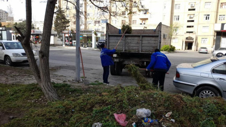 Yazın gəlişi ilə Suraxanı rayonunun bütün qəsəbələrində Rayon Mənzil-Kommunal Təsərrüfatı Birliyi tərəfindən davamlı şəkildə aparılan abadlıq, təmizlik, yaşıllıq sahələrinin suvarılması, təmir və bərpa işləri həyata keçirilməkdədir. Rayon ərazisindəki parklarda, məhəllələr arası istirahət sahələrində eləcə də magistral yolların kənarlarında təmizlik işləri aparılır, küçələrdə səki kənarları, bordyur və işıq dirəkləri, məhəccərlər yuyularaq müxtəlif məişət, polietilen və digər tullantılar ərazidə