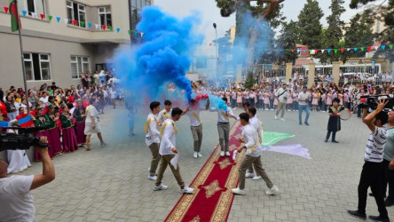 Suraxanı Rayon İcra Hakimiyyətinin başçısı Əziz Əzizov 87 saylı tam orta məktəbdə "Son zəng" tədbirində iştirak edib