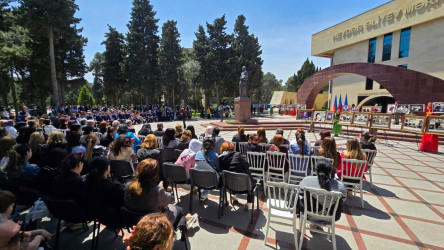 Suraxanıda “Heydər Əliyev -Unudulmaz lider” adlı foto-xalça sərgisi və konsert proqramı təşkil olunub