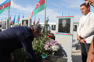 27 sentyabr - Anım Gün ilə əlaqədar Fəxri Xiyabanda Şəhidlərin məzarı ziyarət olunaraq gül dəstələri düzülüb, onların əziz xatirəsi ehtiramla yad edilərək dualar oxunub.