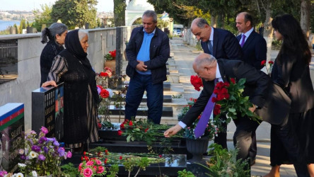 Əmircan qəsəbə qəbiristanlığındakı Şəhidlər Xiyabanında Şəhidlərin məzarı ziyarət olununaraq gül dəstələri düzülüb, onların əziz xatirəsi ehtiramla yad edilərək dualar oxunub