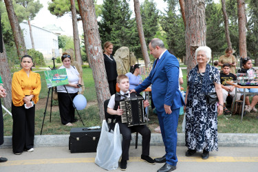 Suraxanı rayonunda yeni tədris ilinin başlanması münasibətilə şəhid və qazilərin məktəbli övladlarına, evdə təhsil alan, fiziki və əqli qüsurlu aztəminatlı rayon məktəblilərinə məktəb ləvazimatları, çantaları və məktəbli formaları hədiyyə edilib