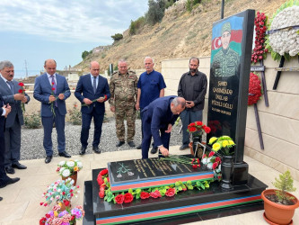 Suraxanı Rayon İcra Hakimiyyətinin başçısı Adil Əliyev, İcra Hakimiyyəti başçısının müavinləri və məsul əməkdaşlar şəhid ailələri və qazilərlə birlikdə Şəhidlər Xiyabanlarını ziyarət ediblər