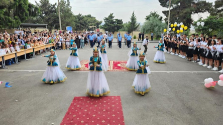 Suraxanı Rayon İcra Hakimiyyətinin başçısı Əziz Əzizov 226 saylı tam orta məktəbdə "Son zəng" tədbirində iştirak edib