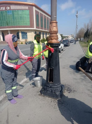 Yazın gəlişi ilə Suraxanı rayonunun bütün qəsəbələrində Rayon Mənzil-Kommunal Təsərrüfatı Birliyi tərəfindən davamlı şəkildə aparılan abadlıq, təmizlik, yaşıllıq sahələrinin suvarılması, təmir və bərpa işləri həyata keçirilməkdədir. Rayon ərazisindəki parklarda, məhəllələr arası istirahət sahələrində eləcə də magistral yolların kənarlarında təmizlik işləri aparılır, küçələrdə səki kənarları, bordyur və işıq dirəkləri, məhəccərlər yuyularaq müxtəlif məişət, polietilen və digər tullantılar ərazidə