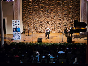 R.Behbudov adına Azərbaycan Dövlət Mahnı Teatrında Ümummilli Lider Heydər Əliyevin anadan olmasının 100-cü ildönümünə həsr olunmuş konsert proqramı keçirilib