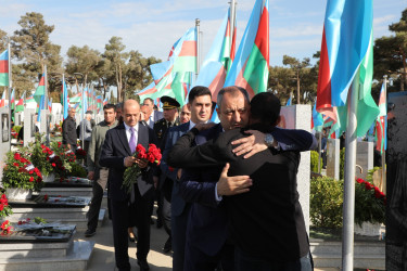 27 sentyabr - Anım Gün ilə əlaqədar Fəxri Xiyabanda Şəhidlərin məzarı ziyarət olunaraq gül dəstələri düzülüb, onların əziz xatirəsi ehtiramla yad edilərək dualar oxunub.