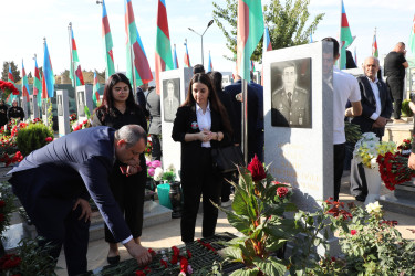 27 sentyabr - Anım Gün ilə əlaqədar Fəxri Xiyabanda Şəhidlərin məzarı ziyarət olunaraq gül dəstələri düzülüb, onların əziz xatirəsi ehtiramla yad edilərək dualar oxunub.