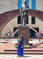 Suraxanıda “Heydər Əliyev -Unudulmaz lider” adlı foto-xalça sərgisi və konsert proqramı təşkil olunub