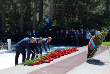 Mayın 10-da Ümummilli Lider Heydər Əliyevin anadan olmasının 102-ci ildönümü münasibətilə Fəxri xiyabanda  məzarı ziyarət olunub