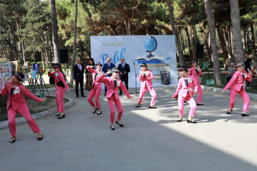 Suraxanı rayonunda yeni tədris ilinin başlanması münasibətilə şəhid və qazilərin məktəbli övladlarına, evdə təhsil alan, fiziki və əqli qüsurlu aztəminatlı rayon məktəblilərinə məktəb ləvazimatları, çantaları və məktəbli formaları hədiyyə edilib