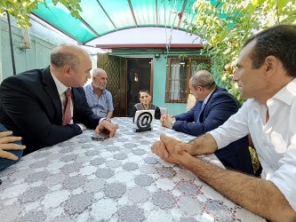 Suraxanı Rayon İcra Hakimiyyətinin başçısı Adil Əliyev və müavinləri şəhid Aydın Feyzullayevin ailəsini ziyarət edib