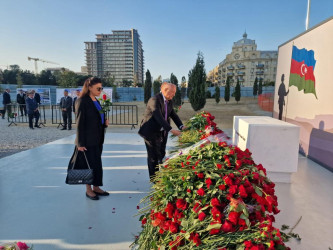 Sentyabrın 27-də - Anım Günündə Suraxanı Rayon İcra Hakimiyyətinin başçısı Əziz Əzizov, RİHB-nin müavinləri və Aparatın əməkdaşları  Zəfər parkında