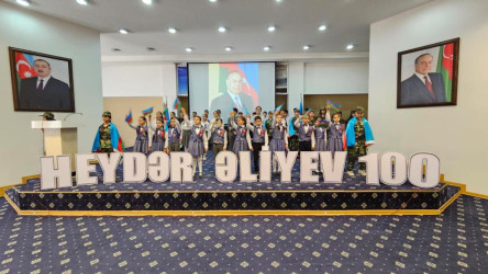 Mayın 5-də 327 saylı tam orta məktəbdə "Dahi Şəxsiyyət Heydər Əliyev" adlı tədbir keçirilib