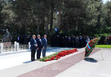 Mayın 10-da Ümummilli Lider Heydər Əliyevin anadan olmasının 102-ci ildönümü münasibətilə Fəxri xiyabanda  məzarı ziyarət olunub
