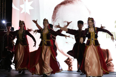 “Atəşgah məbədi” Dövlət Tarix-Memarlıq Qoruğunda möhtəşəm konsert proqramı və atəşfəşanlıq keçirilib