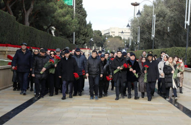 “20 Yanvar” faciəsinin 35-ci ildönümü ilə əlaqədar Suraxanı Rayon İcra Hakimiyyətinin kollektivi Şəhidlər Xiyabanını ziyarət etdi