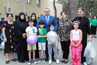 Suraxanı rayonunda yeni tədris ilinin başlanması münasibətilə şəhid və qazilərin məktəbli övladlarına, evdə təhsil alan, fiziki və əqli qüsurlu aztəminatlı rayon məktəblilərinə məktəb ləvazimatları, çantaları və məktəbli formaları hədiyyə edilib