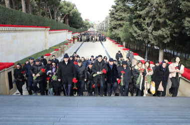 “20 Yanvar” faciəsinin 35-ci ildönümü ilə əlaqədar Suraxanı Rayon İcra Hakimiyyətinin kollektivi Şəhidlər Xiyabanını ziyarət etdi