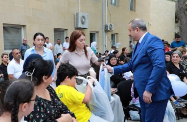 Suraxanı rayonunda yeni tədris ilinin başlanması münasibətilə şəhid və qazilərin məktəbli övladlarına, evdə təhsil alan, fiziki və əqli qüsurlu aztəminatlı rayon məktəblilərinə məktəb ləvazimatları, çantaları və məktəbli formaları hədiyyə edilib