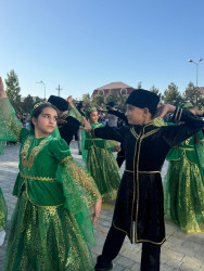 16 sentyabr tarixində ilk dərs günündə Suraxanı rayonunun bütün məktəblərində “Bilik Günü”nə həsr olunmuş tədbirlərdə Rayon İcra Hakimiyyəti Aparatının məsul əməkdaşları iştirak edərək Rayon İcra Hakimiyyəti başçısının təbriklərini çatdırıblar