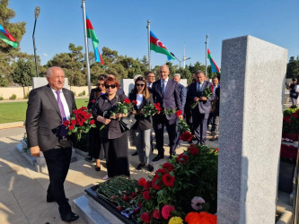 Anım Günü ilə əlaqədar Fəxri Xiyabanda Şəhidlərin məzarı ziyarət olununaraq gül dəstələri düzülüb