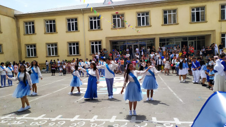 Suraxanı Rayon İcra Hakimiyyətinin başçısı Əziz Əzizov 87 saylı tam orta məktəbdə "Son zəng" tədbirində iştirak edib