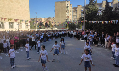 16 sentyabr tarixində ilk dərs günündə Suraxanı rayonunun bütün məktəblərində “Bilik Günü”nə həsr olunmuş tədbirlərdə Rayon İcra Hakimiyyəti Aparatının məsul əməkdaşları iştirak edərək Rayon İcra Hakimiyyəti başçısının təbriklərini çatdırıblar