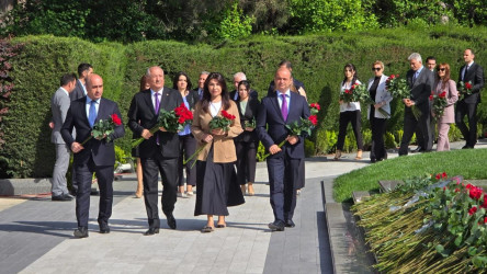 Mayın 10-da Ümummilli Lider Heydər Əliyevin anadan olmasının 101-ci ildönümü münasibətilə Suraxanı Rayon İcra Hakimiyyətinin başçısı Əziz Əzizov, müavinləri və şöbə müdirləri Fəxri xiyabanda Ulu Öndərin məzarını ziyarət edib, abidə önünə gül dəstələri düzüblər