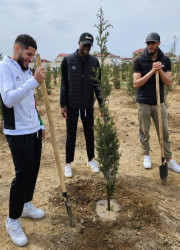 Aprelin 10-da “Heydər Əliyev İli” çərçivəsində Suraxanı Rayon İcra Hakimiyyətinin təşkilatçılığı ilə Qarabağ Futbol Klubu ilə birgə Zığ qəsəbəsi, Dədə Qorqud yaşayış sahəsində Ulu Öndər Heydər Əliyevin anadan olmasının 100 illiyinə həsr olunmuş ağacəkmə aksiyası keçirilib