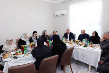 Suraxanı Rayon İcra Hakimiyyətinin başçısı Adil Əliyev 44 günlük Vətən müharibəsinin şəhidi Eissavi Muhəmməd Mazen oğlunun anım günündə onun ailəsini, eləcə də şəhidlərimiz Fərzullazadə Mehdi Zaman oğlunun və Həsənov İbrahim Şöhrət oğlunun ailələrini ziyarət edib, şəhidlərin əziz xatirələrini ehtiramla anıb.